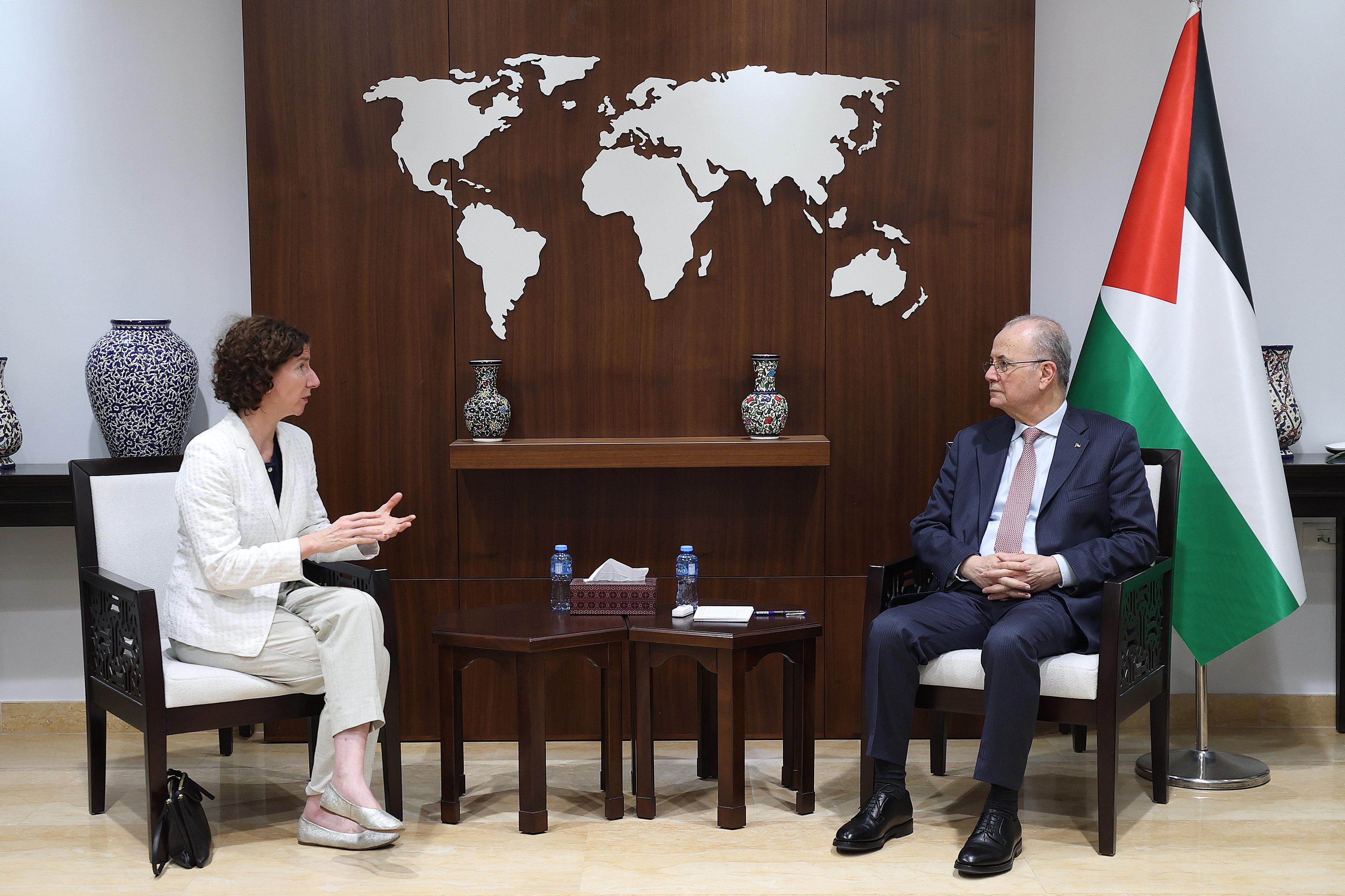 رئيس الوزراء محمد مصطفى خلال لقائه وزيرة التنمية والمرأة البريطانية آنيليز دودز